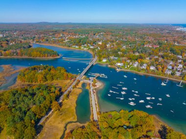 York Nehri üzerindeki York Nehri hava manzarası ve Barrell Mill Pond Barajı 'ndaki Wiggly Köprüsü nehir ağzı yakınındaki York Limanı, Maine ME, ABD. 
