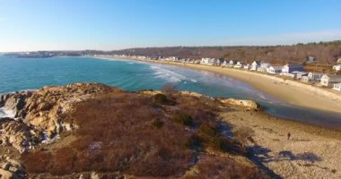 Long Beach 'in havadan görünüşü ve Rockport, Cape Ann, Massachusetts MA, ABD' deki tarihi rıhtım evleri.. 