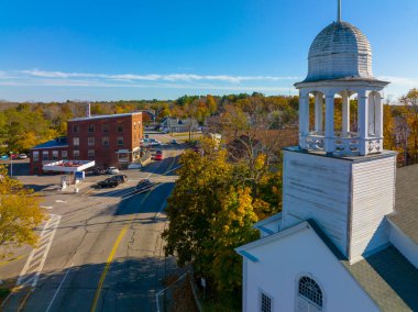 York köyünün tarihi hava manzarası sonbaharda York, Maine ME, ABD 'deki Eski Metodist Kilisesi de dahil olmak üzere. 