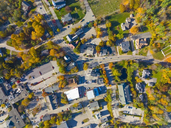 アメリカ メイン州ヨークの旧メソジスト教会を含む秋のヨークの村の歴史的中心部の空中風景 — ストック写真