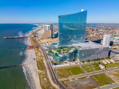 Atlantic City, New Jersey NJ, ABD 'deki Boardwalk' ta Ocean Casino Resort manzarası. 