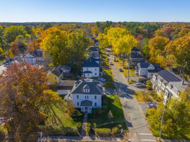 Highland Caddesi 'nde sonbaharda Concord, Massachusetts MA, Massachusetts kasabasındaki Church Caddesi' nde tarihi konut manzarası.. 