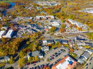 ABD 'nin Massachusetts MA eyaletindeki Concord kasabasında sonbaharda Commonwealth Avenue ve Railroad' daki West Concord köy merkezi hava manzaralı.. 