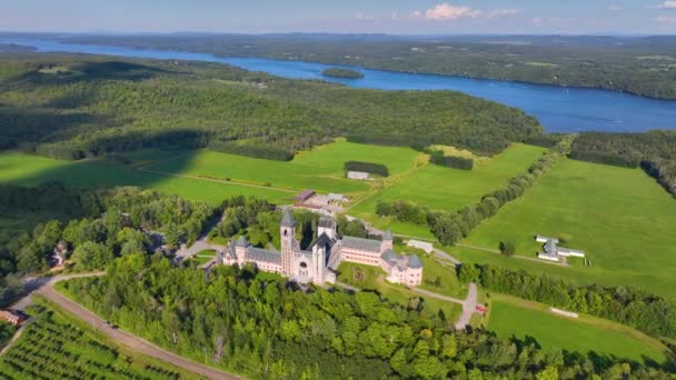 Abbaye Saint Benoit Lac Aerial View Lake Memphremagog Memphremagog County — Vídeo de stock