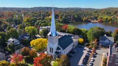 Winchester Center Historic District, Massachusetts MA, ABD 'deki Winchester kasabasındaki 21 Church Caddesi' nde sonbaharda ilk Cemaat Kilisesi.