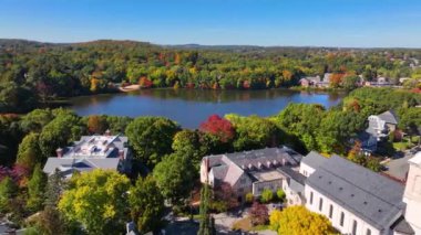 Winchester Merkezi Tarih Bölgesi 'nde sonbaharda Winchester, Massachusetts MA, ABD' de bulunan Belediye Binası ve Birinci Cemaat Kilisesi de dahil..