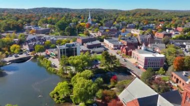 Winchester Merkezi Tarih Bölgesi 'nde sonbaharda Winchester, Massachusetts MA, ABD' de bulunan Belediye Binası ve Birinci Cemaat Kilisesi de dahil..