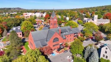 Winchester Belediye Binası Winchester Center Tarihi Bölgesi 'nde sonbaharda Winchester, Massachusetts MA, ABD.
