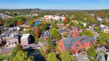 Winchester Center Historic District, ABD 'nin Massachusetts MA şehrinde sonbaharda belediye binası ve lise de dahil olmak üzere..