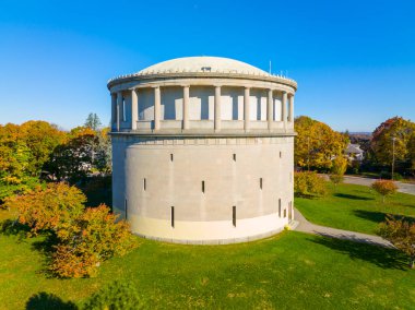 Arlington Reservoir hava görüntüsü, Arlington, Massachusetts MA, ABD 'deki Park Circle kasabasında sonbaharda görüldü. Bu su kulesi 1920 'de klasik Uyanış tarzıyla inşa edildi.. 