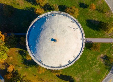 Arlington Reservoir hava görüntüsü, Arlington, Massachusetts MA, ABD 'deki Park Circle kasabasında sonbaharda görüldü. Bu su kulesi 1920 'de klasik Uyanış tarzıyla inşa edildi.. 