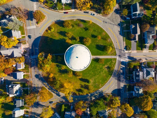 米国マサチューセッツ州アーリントンの町のパークサークルで秋にアーリントン貯水池の空中ビュー この給水塔は1920年に古典的なリバイバル様式で建てられました — ストック写真