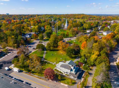 Lexington şehir merkezinin hava manzarası sonbaharda Ziyaretçi Merkezi, Lexington Common ve First Parish Kilisesi, Lexington, Massachusetts MA, ABD. 