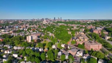 Brighton tarihi merkezi St. Elizabeth Tıp Merkezi ve St Columbkille Kilisesi hava manzaralı Boston Back Bay silueti arka planda Massachusetts MA, ABD. 
