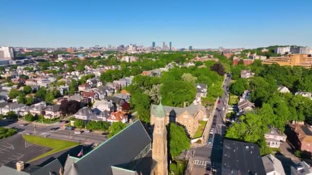 位于美国马萨诸塞州波士顿市的布莱顿历史中心和以波士顿后海湾天际线为背景的圣科尔本巴勒教区教堂空中景观 — 图库视频影像