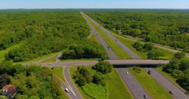 Otoyol 95 nolu otobanın hava görüntüsü 81 nolu çıkışta Central Caddesi kavşağı Newbury, Massachusetts MA, ABD 'de yaz mevsiminde.. 