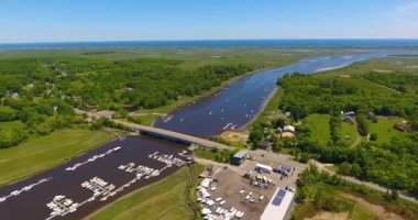 Parker Nehri üzerindeki Riverfront Marina 'nın havadan görünüşü ve Newbury, Massachusetts MA, ABD' deki yaz kırsal manzarası. 