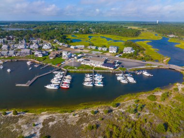 Bass River ağzındaki Batı Dennis Yat Kulübü 'nün havadan görüntüsü Dennis, Massachusetts MA, ABD' de West Dennis Sahili yakınlarında.. 
