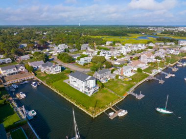 ABD 'nin Massachusetts MA kentindeki Dennis kasabasında yaz mevsiminde Batı Dennis Sahili yakınlarındaki Bass River ağzındaki tarihi deniz manzaralı ev.. 