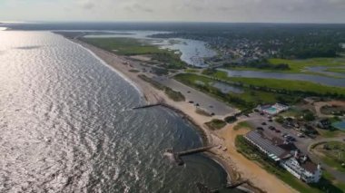 Batı Dennis Sahili hava manzarası ve Bass River ağzındaki Batı Dennis Yat Kulübü Dennis, Massachusetts MA, ABD. 