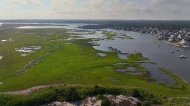 Batı Dennis Sahili hava manzarası ve Bass River ağzındaki Batı Dennis Yat Kulübü Dennis, Massachusetts MA, ABD. 