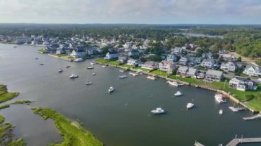 Batı Dennis Sahili hava manzarası ve Bass River ağzındaki Batı Dennis Yat Kulübü Dennis, Massachusetts MA, ABD. 