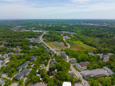 Burlington Lisesi 'nin yaz mevsimi yakınlarındaki yerleşim alanındaki hava görüntüsü, Burlington, Massachusetts MA, ABD. 