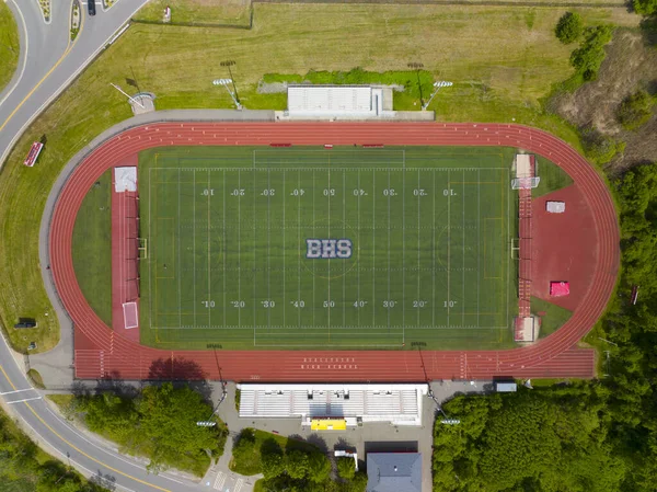 マサチューセッツ州バーリントンの夏の町の中心部近くの住宅地にあるバーリントン高校の空中写真 — ストック写真