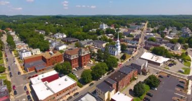 Hudson tarihi ticari hava manzarası ana caddede şehir merkezi Hudson, Massachusetts MA 'daki Town Hall ve Unitarian Church de dahil olmak üzere. 
