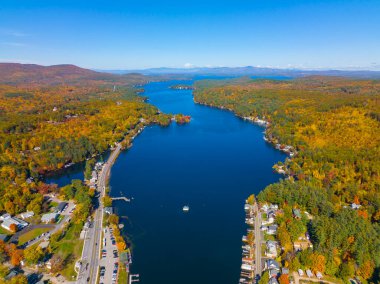 Alton Körfezi Winnipesaukee Gölü hava manzaralı ve Alton Körfezi köyünde sonbaharda Alton, New Hampshire NH, ABD. 