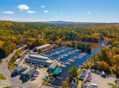 Alton Körfezi 'nde sonbaharda Alton Körfezi' nde Alton Körfezi, New Hampshire NH, ABD 'deki Alton kasabası, Alton Körfezi' nde Parker Marine hava manzarası. 