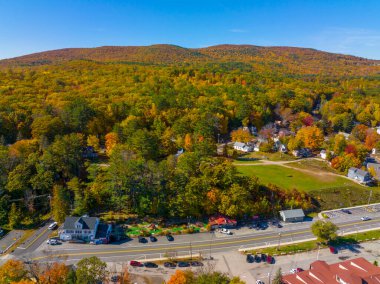 Alton Körfezi Eyalet Ormanı Alton Körfezi Winnipesaukee Gölü hava manzaralı ve Alton Körfezi köyü New Hampshire NH, ABD 'de sonbaharda Alton kasabasında.. 