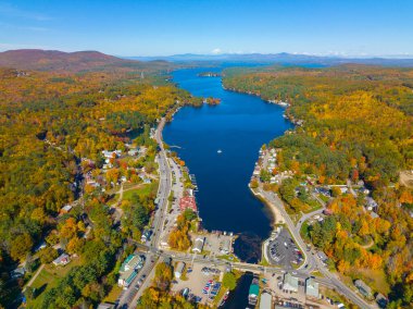 Alton Körfezi Winnipesaukee Gölü hava manzaralı ve Alton Körfezi köyünde sonbaharda Alton, New Hampshire NH, ABD. 