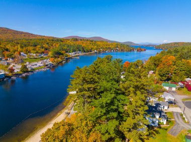 Alton Körfezi Winnipesaukee Gölü hava manzaralı ve Alton Körfezi köyünde sonbaharda Alton, New Hampshire NH, ABD. 