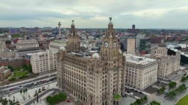 Royal Liver Binası, Cunard ve Liverpool Limanı 'ndaki Liverpool Binası dahil olmak üzere üç Grace binası, Liverpool, Merseyside, İngiltere. Liverpool Denizcilik Ticaret Şehri UNESCO 'nun Dünya Mirası Alanıdır. 