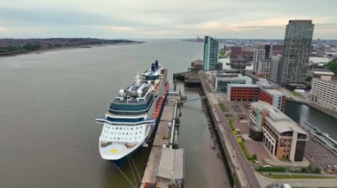 Royal Liver Binası, Cunard ve Liverpool Limanı 'ndaki Liverpool Binası dahil olmak üzere üç Grace binası, Liverpool, Merseyside, İngiltere. Liverpool Denizcilik Ticaret Şehri UNESCO 'nun Dünya Mirası Alanıdır. 