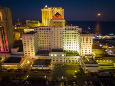 Resorts Casino Hotel hava görüntüsü Atlantic City, New Jersey NJ, ABD 'de gece Boardwalk. 