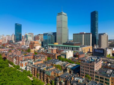 Boston Back Bay modern şehir silueti John Hancock Tower, Prudential Tower ve Four Season Hotel Boston, Massachusetts MA, ABD.  