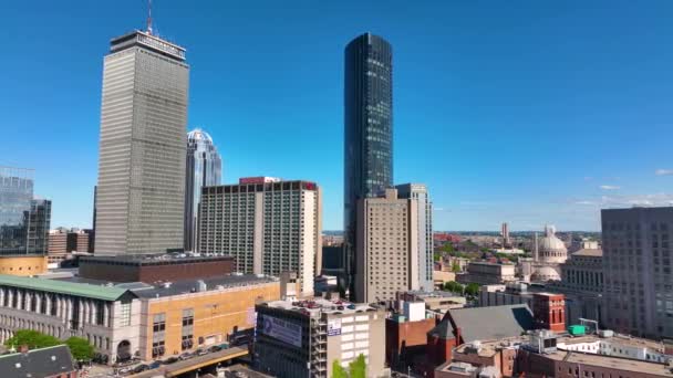 波士顿后海湾现代城市天际线包括约翰汉考克塔 保诚塔和美国马萨诸塞州波士顿的One Dalton Street四季酒店 — 图库视频影像