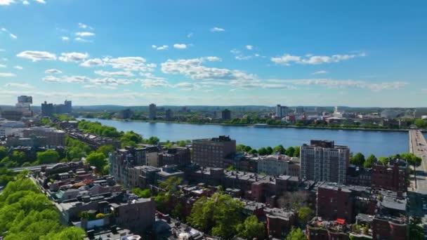 后湾麻萨诸塞州大道和横跨查尔斯河的哈佛大桥 以剑桥为背景 美国麻萨诸塞州波士顿 — 图库视频影像