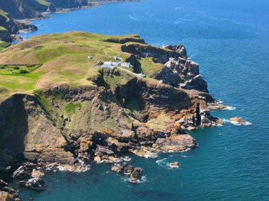 St. Abbs Deniz Feneri ve kıyı uçurumlarının havadan görüntüsü. Yazın St. Abbs, Berwickshire, İskoçya, İngiltere yakınlarındaki bir köyde.. 