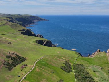 St. Abbs Head Kıyı Kayalıkları Yazın St. Abbs, Berwickshire, İskoçya, İngiltere yakınlarındaki bir köyde hava manzaralı. 