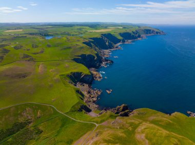 St. Abbs Head Kıyı Kayalıkları Yazın St. Abbs, Berwickshire, İskoçya, İngiltere yakınlarındaki bir köyde hava manzaralı. 