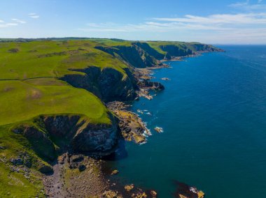 St. Abbs Head Kıyı Kayalıkları Yazın St. Abbs, Berwickshire, İskoçya, İngiltere yakınlarındaki bir köyde hava manzaralı. 
