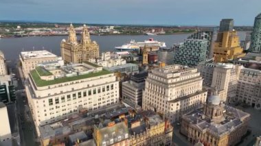 Liverpool City 'nin tarihi hava manzarası Castle Street, City Hall ve Royal Liver Building, Liverpool, Merseyside, İngiltere' yi kapsar. Liverpool Denizcilik Ticaret Şehri UNESCO 'nun Dünya Mirası Alanıdır. 
