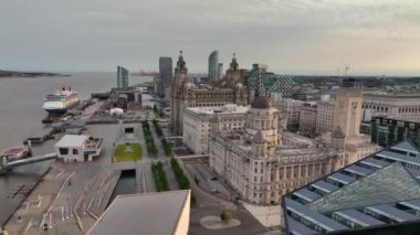 Royal Liver Binası, Cunard ve Liverpool Limanı 'ndaki Liverpool Binası dahil olmak üzere üç Grace binası, Liverpool, Merseyside, İngiltere. Liverpool Denizcilik Ticaret Şehri UNESCO 'nun Dünya Mirası Alanıdır. 