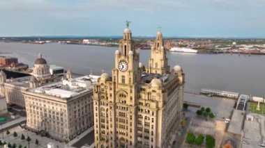 Royal Liver Binası 1911 yılında Liverpool, Merseyside, İngiltere 'de Pier Head' de inşa edilmiştir. Liverpool Denizcilik Ticaret Şehri UNESCO 'nun Dünya Mirası Alanıdır. 