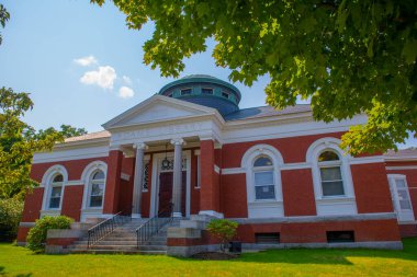 Adams Kütüphanesi 1894 yılında Chelmsford, Massachusetts MA, ABD 'de 25 Boston Road' da inşa edilmiştir. Bu bina Chelmsford Halk Kütüphanesi.. 