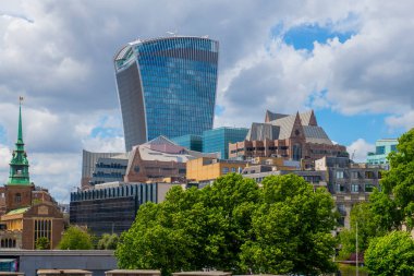 Londra 'nın tarihi finans bölgesinde, Londra, İngiltere ve İngiltere' de, üzerinde neo-fütürizm stili olan 20 Fenchurch Caddesi binası.. 