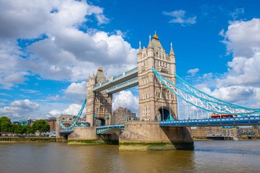 Londra Kulesi yakınlarındaki Thames Nehri 'nin karşısındaki Tower Bridge Londra, İngiltere' de. Bu köprü 1894 yılında inşa edildi ve Londra 'nın en önemli simgesi olarak kabul edilir..  